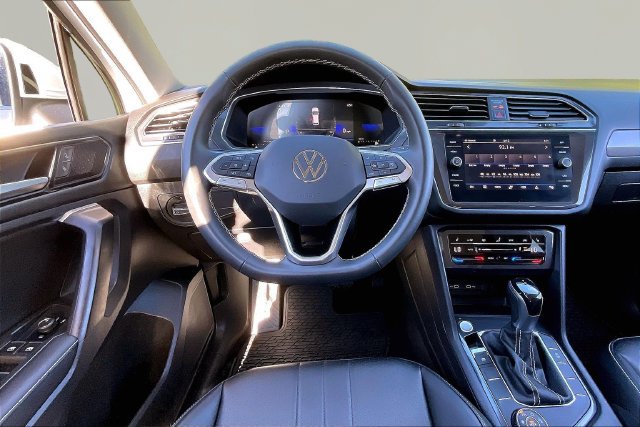 Used 2023 Volkswagen Tiguan SE AWD/4WD image 6