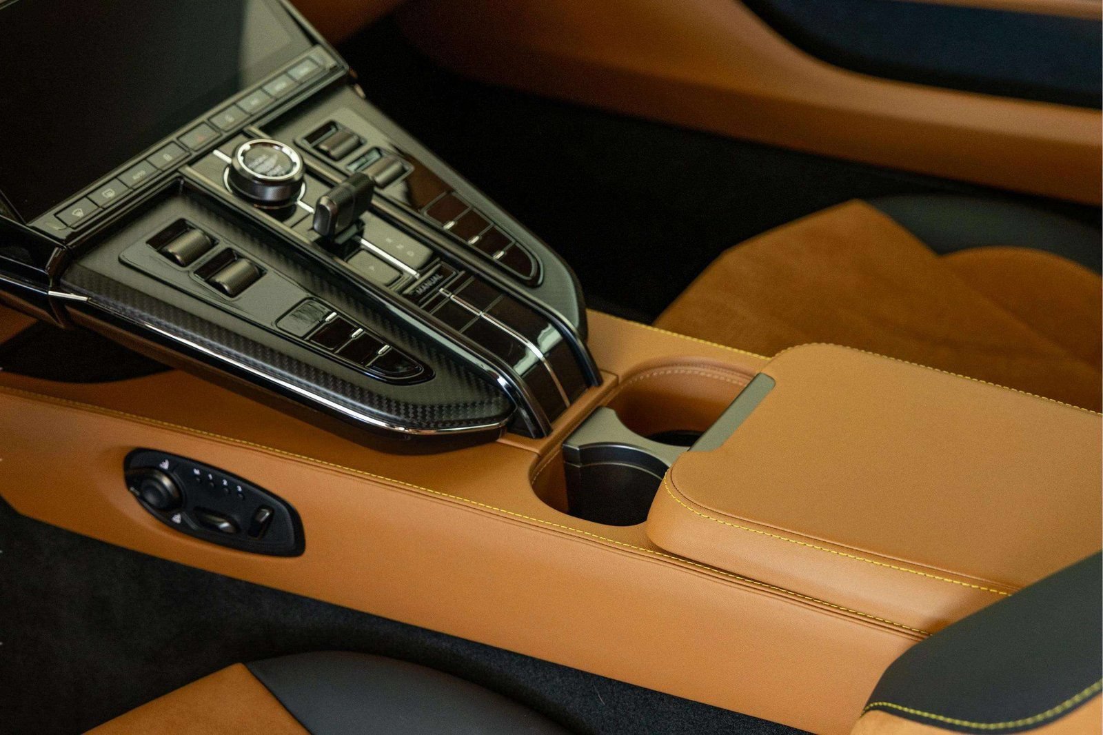 Used 2025 Aston Martin V8 Vantage Coupe RWD image 31