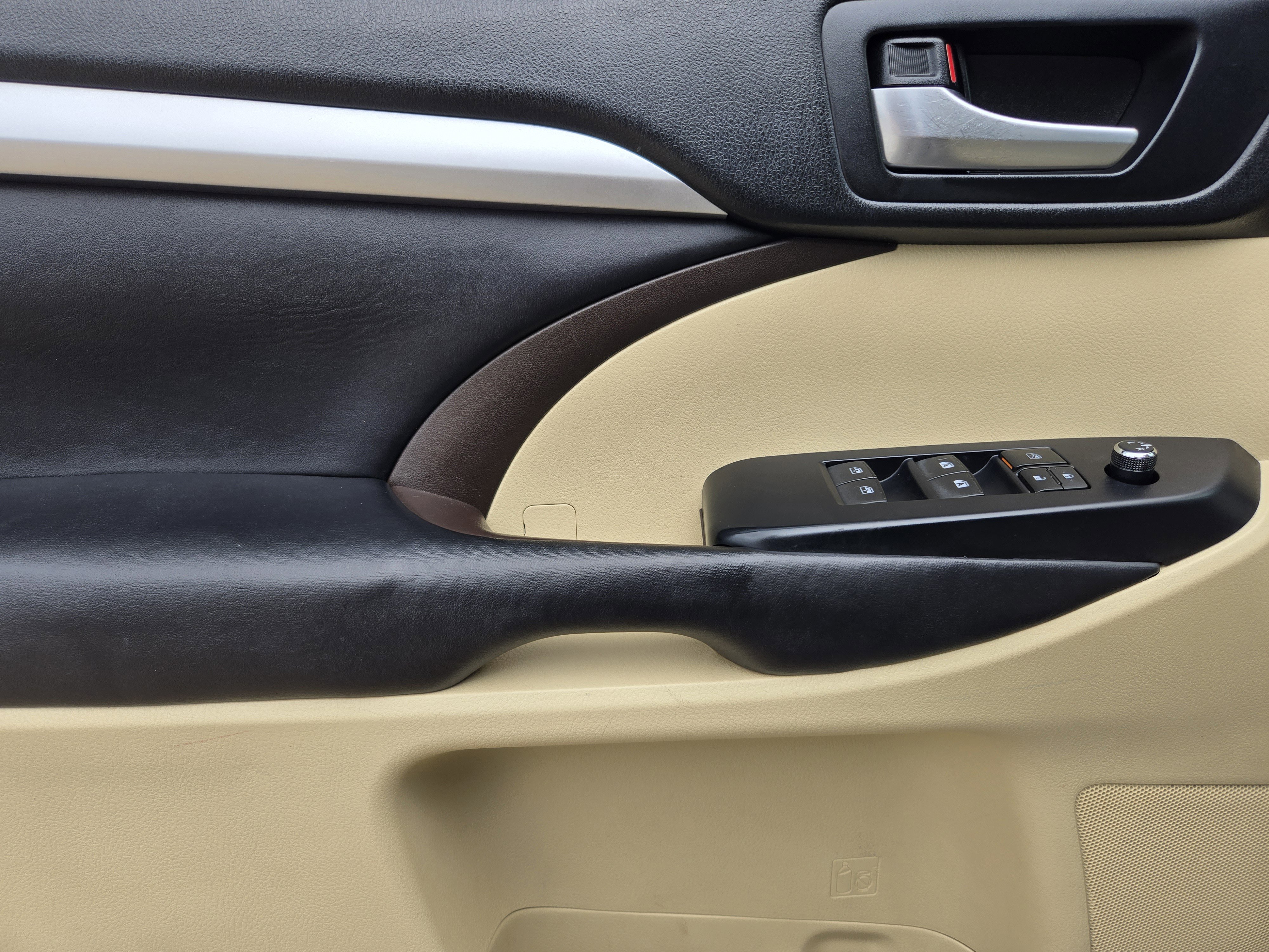 Used 2018 Toyota Highlander XLE image 17