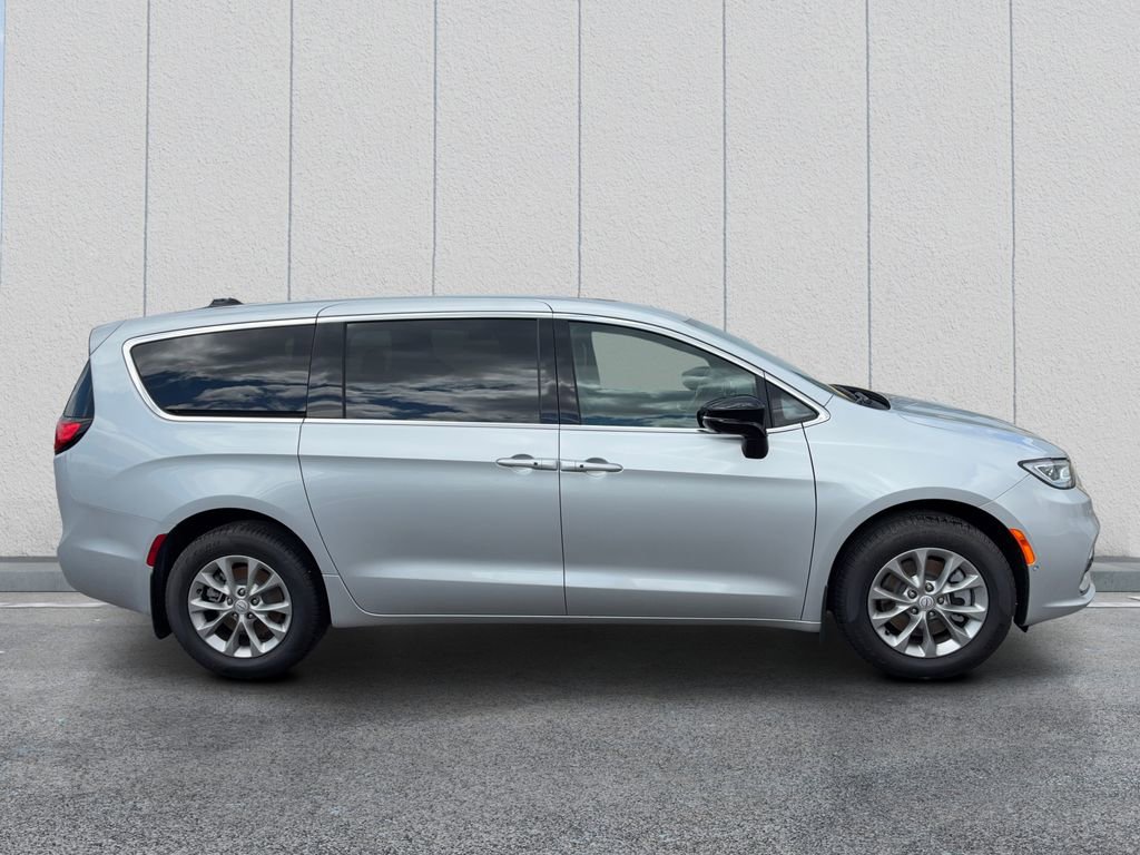 New 2026 Chrysler Pacifica Select AWD/4WD image 8
