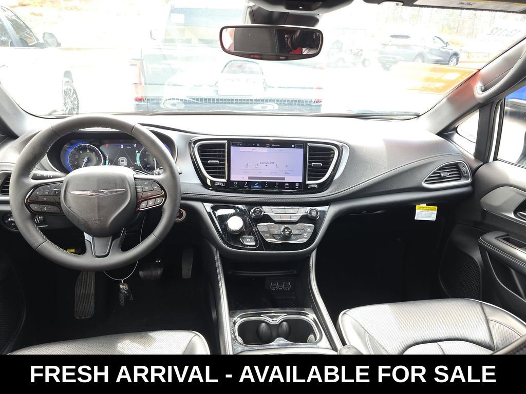 Used 2025 Chrysler Pacifica Limited image 11