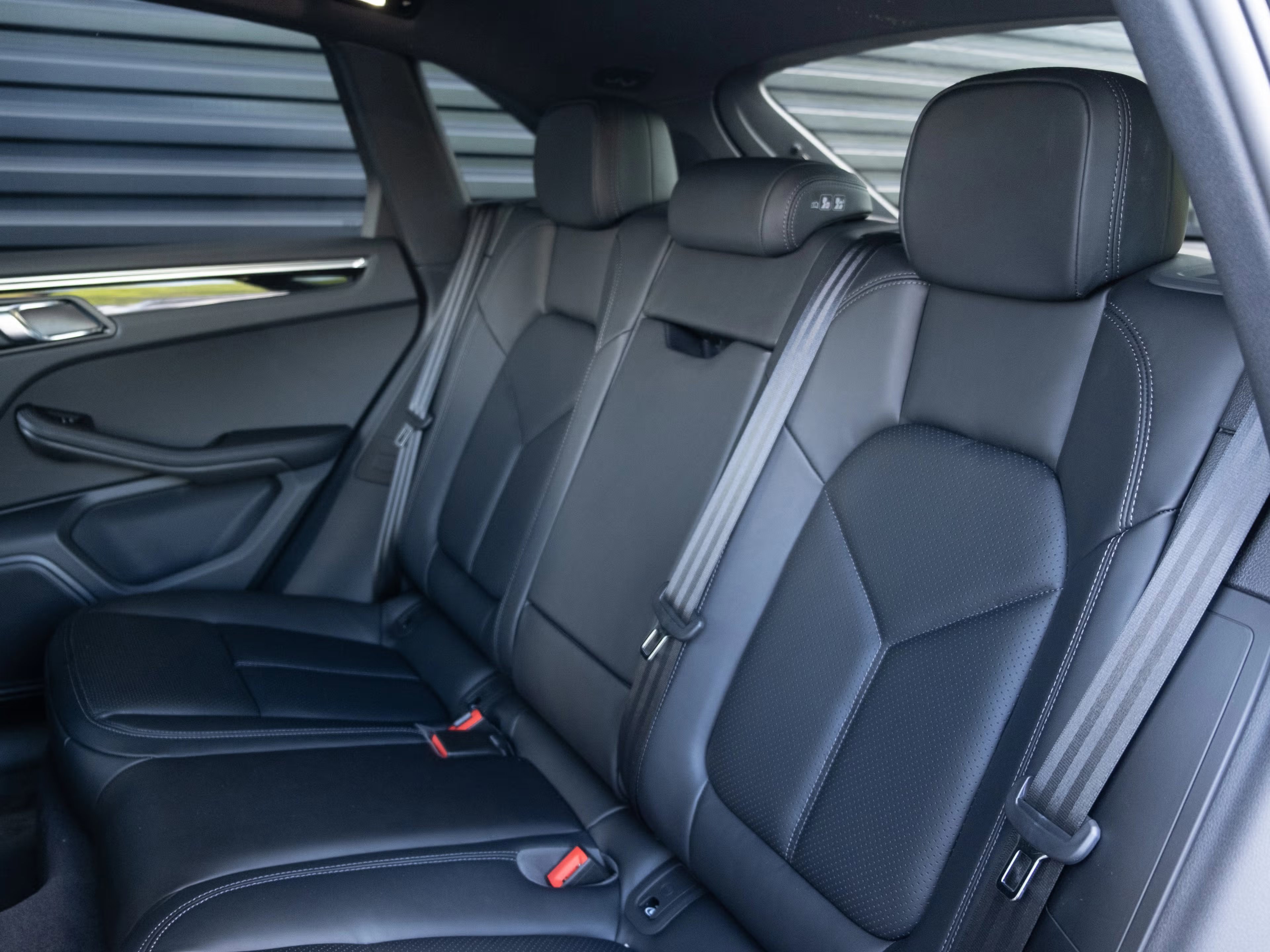 Certified 2025 Porsche Macan image 29