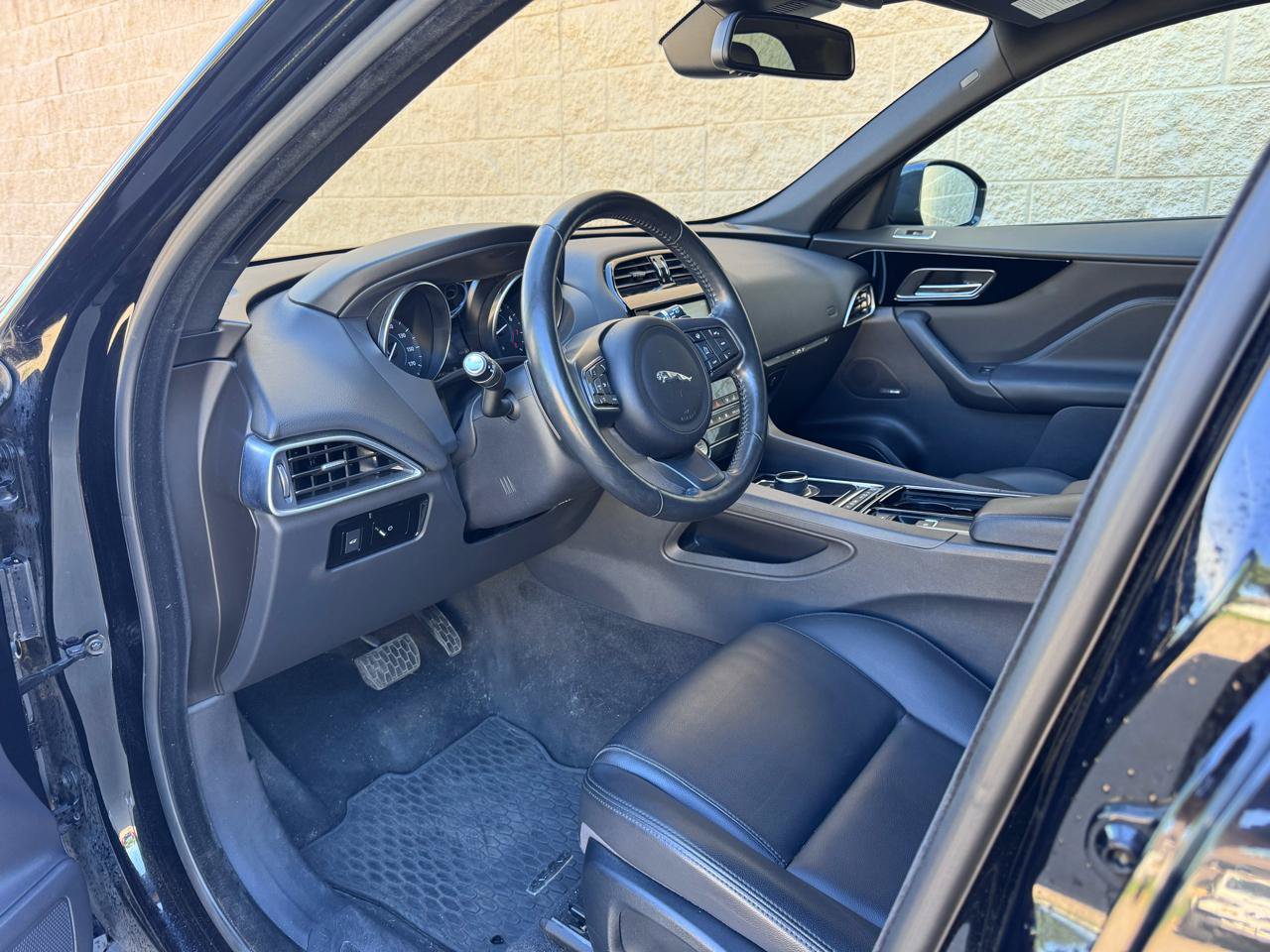 Used 2018 Jaguar F-PACE Premium AWD/4WD image 4