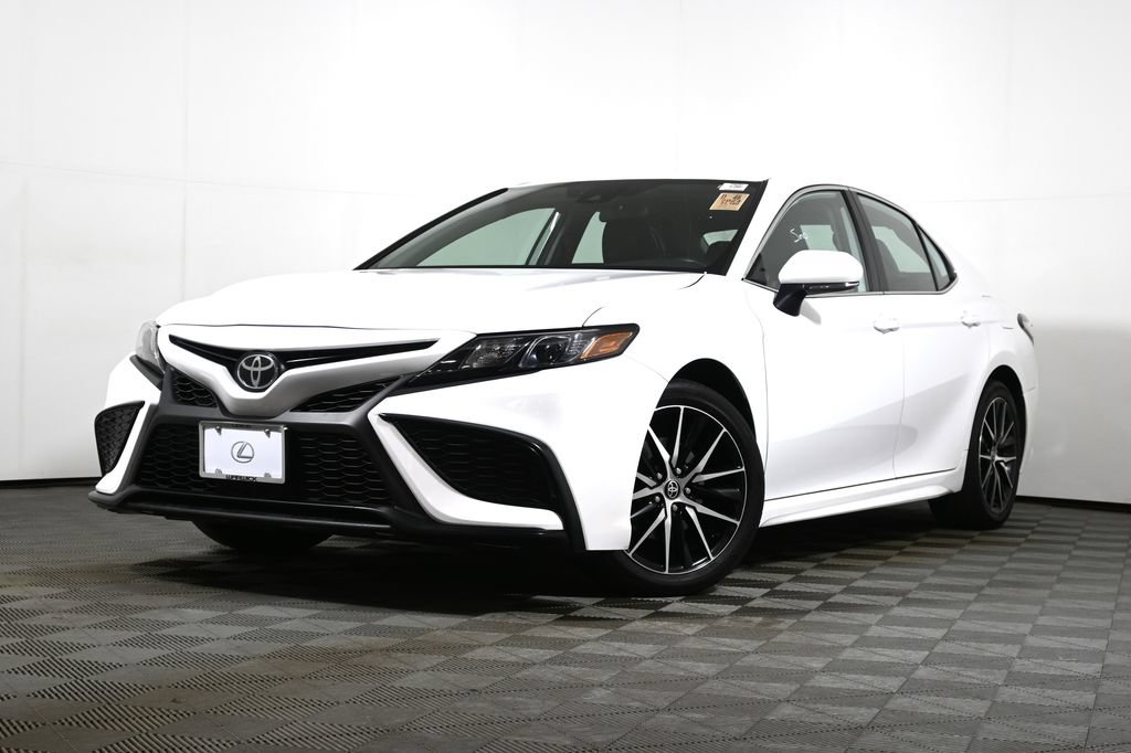 Used 2024 Toyota Camry SE w/ Cold Weather Package FWD image 1