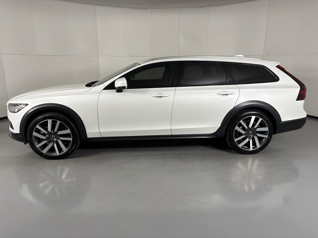 Used 2025 Volvo V90 B6 Cross Country Plus w/ Protection Package Premier image 5