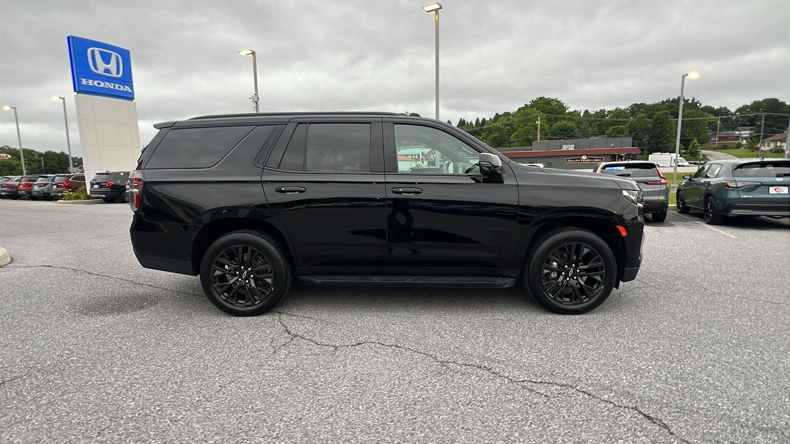 Used 2022 Chevrolet Tahoe RST w/ Luxury Package AWD/4WD image 3