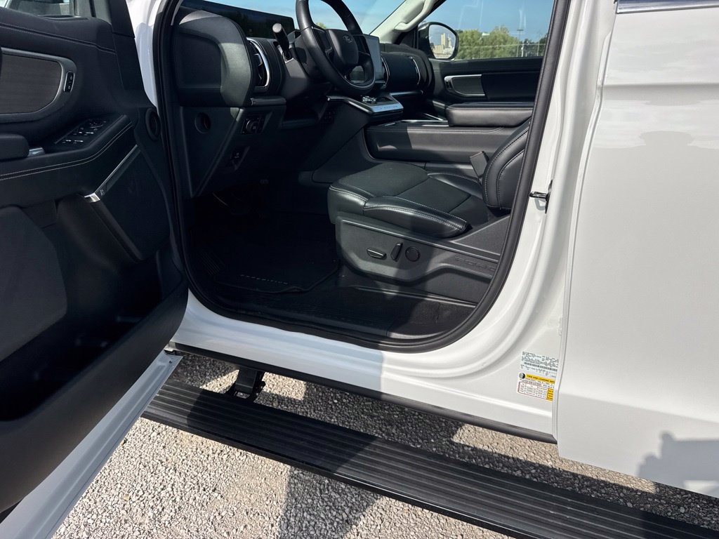 Used 2025 Ford Expedition Max Platinum AWD/4WD image 27
