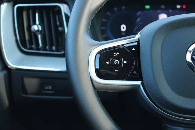 Used 2025 Volvo XC60 B5 Plus image 26