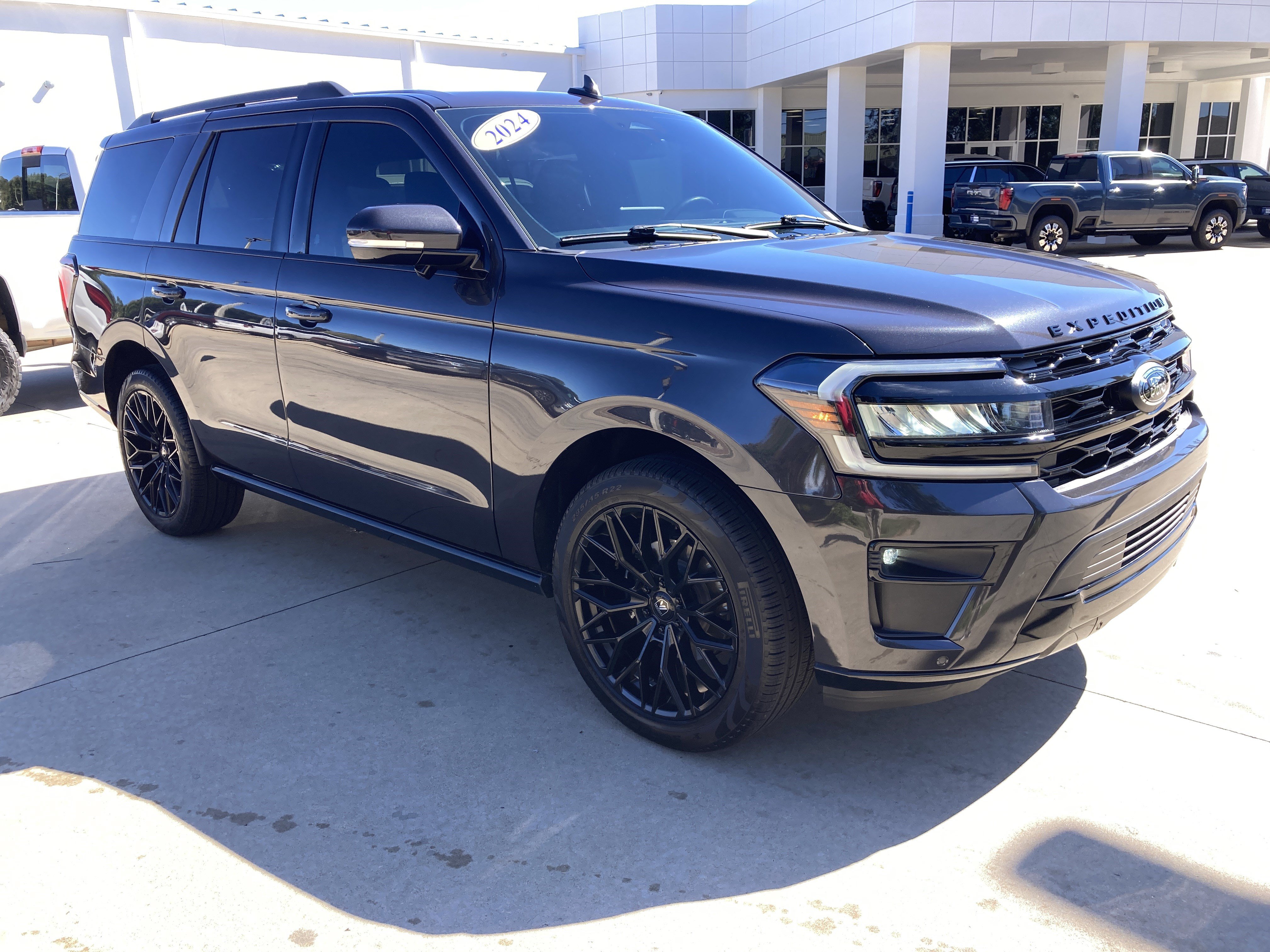Used 2024 Ford Expedition Limited RWD image 3