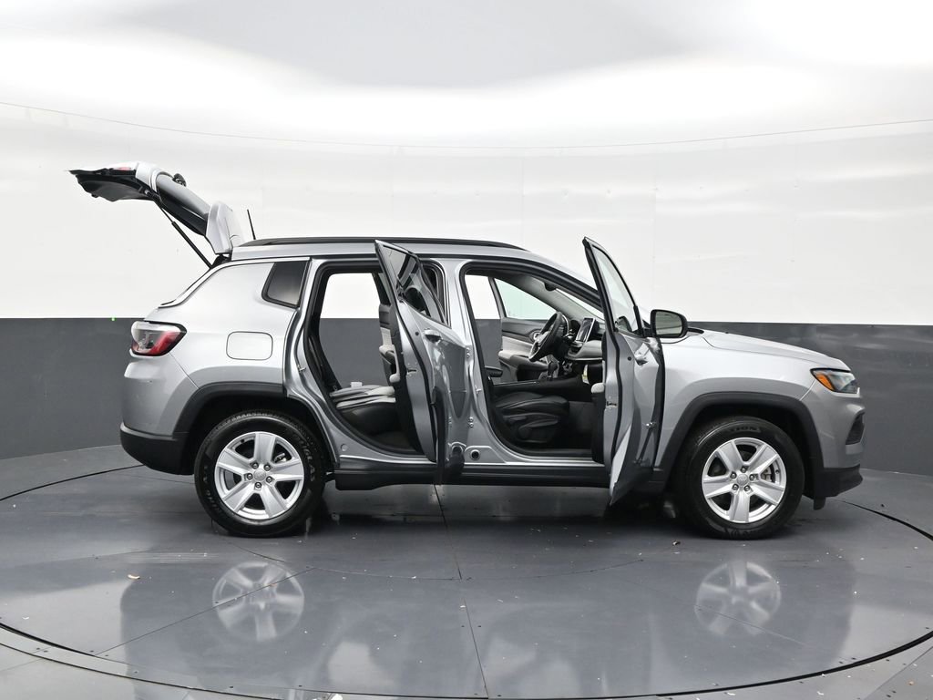 Used 2022 Jeep Compass Latitude FWD image 30