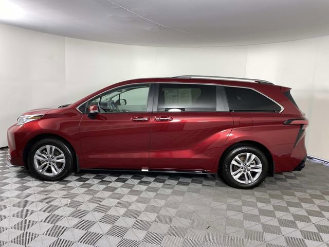 Used 2024 Toyota Sienna Limited image 5