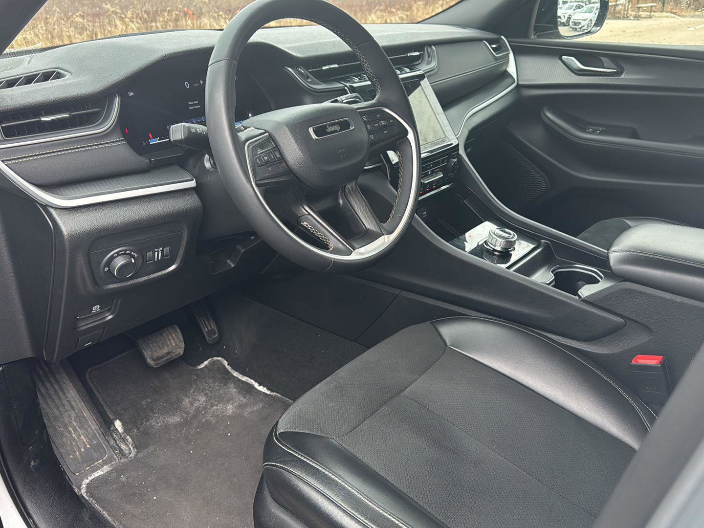 Used 2025 Jeep Grand Cherokee Altitude image 12