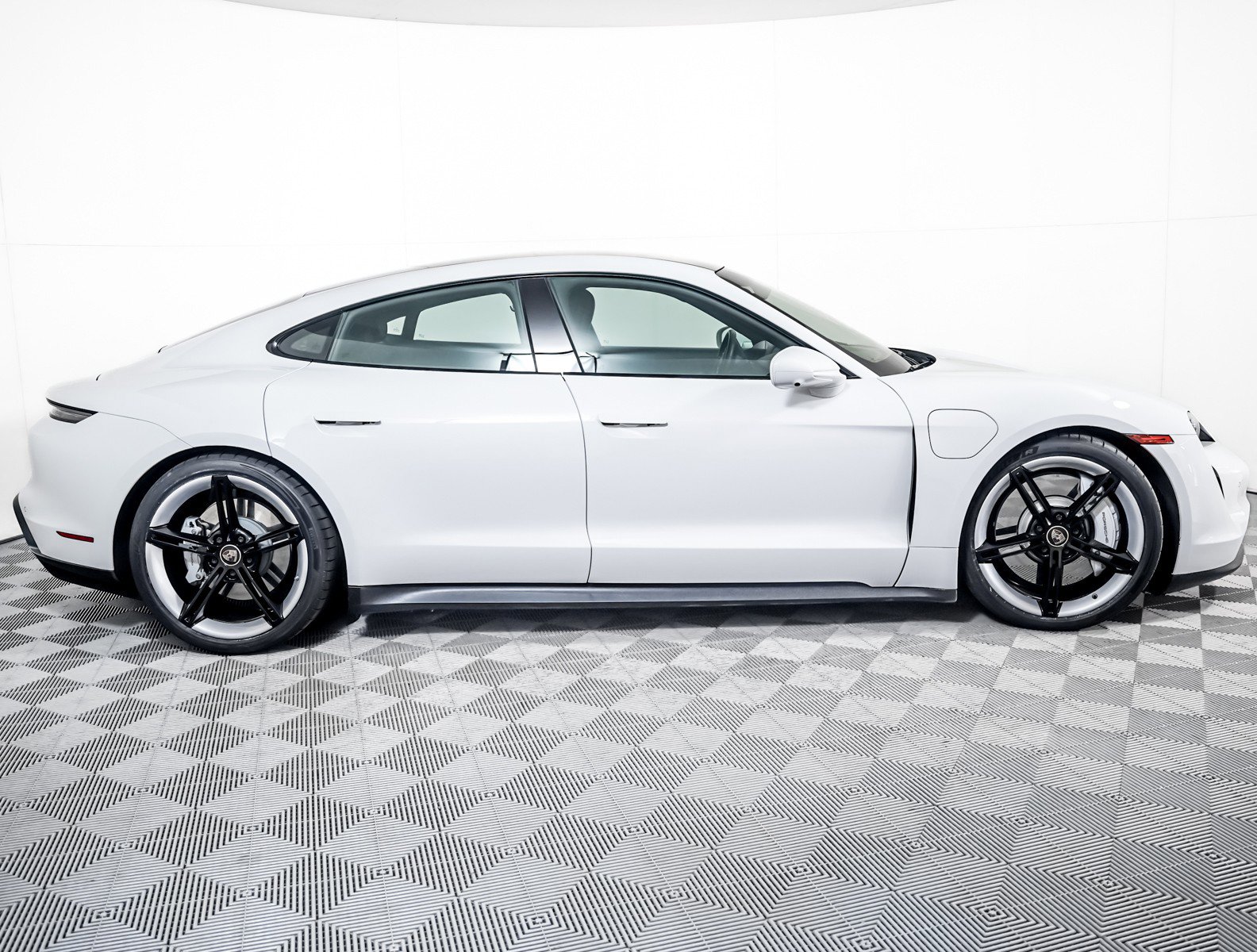 Certified 2022 Porsche Taycan 4S image 9