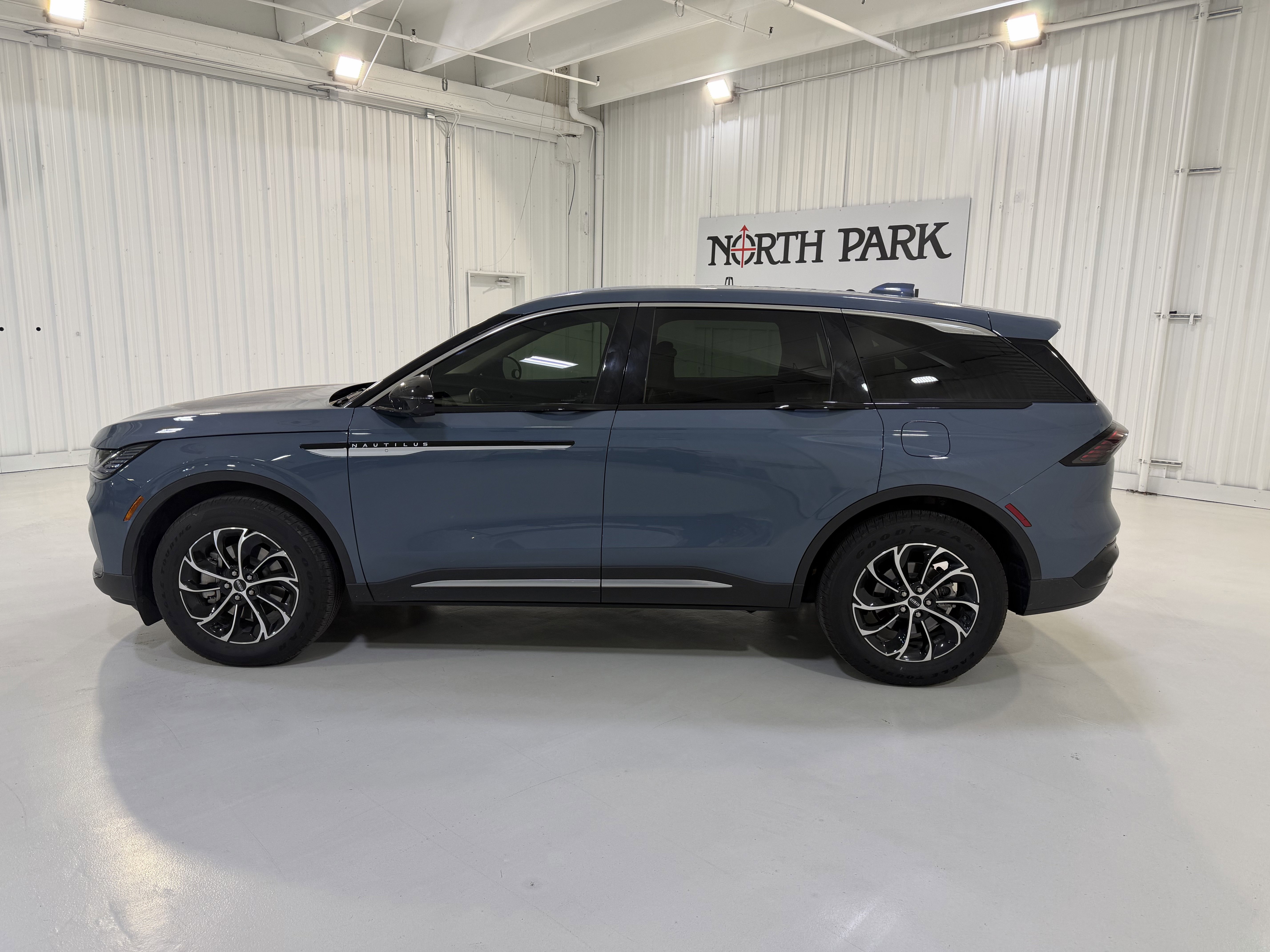 Used 2025 Lincoln Nautilus Premier AWD/4WD image 2