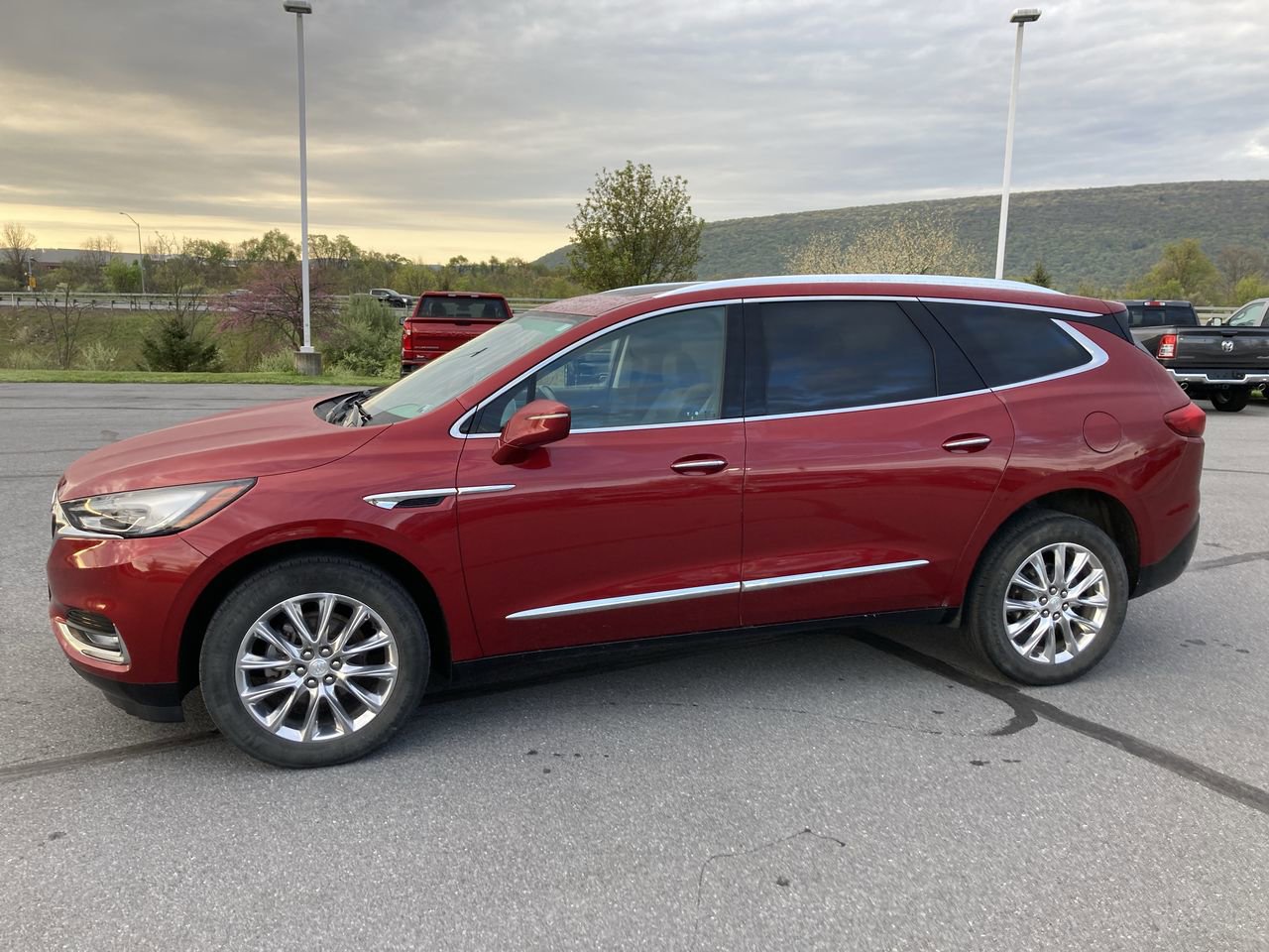 Used 2020 Buick Enclave Essence w/ Sound and Sites Package AWD/4WD image 4