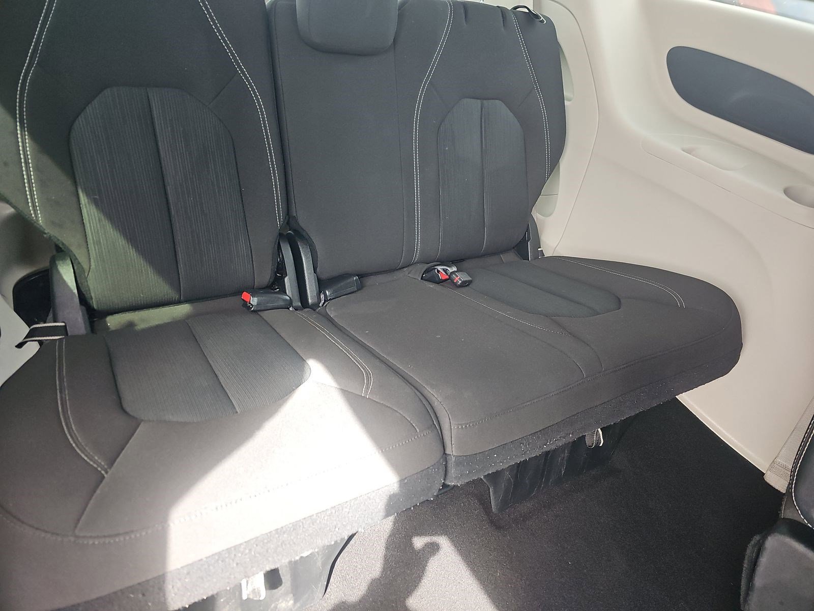 Used 2023 Chrysler Voyager LX image 15