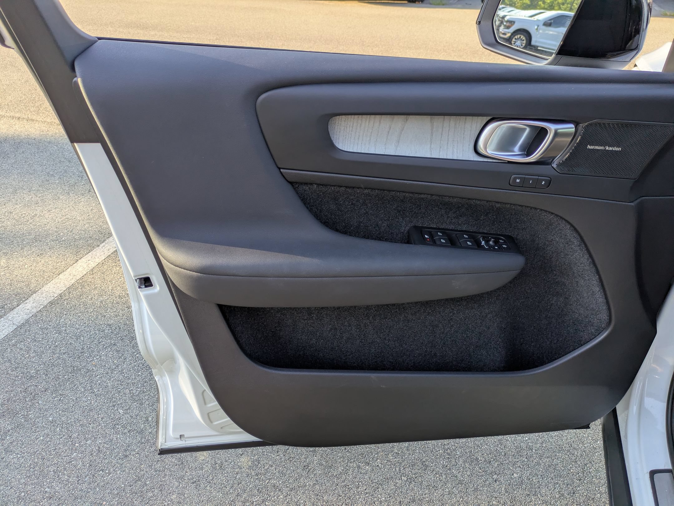 Used 2023 Volvo XC40 B4 Ultimate FWD image 15