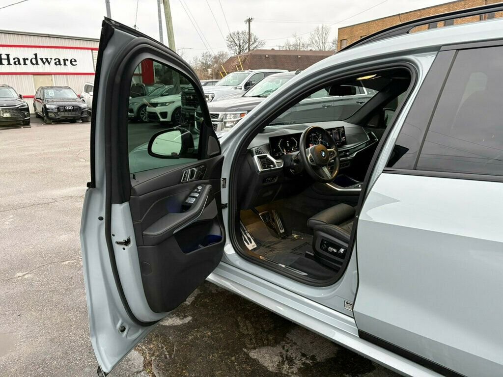 Used 2023 BMW X7 xDrive40i w/ M Sport Package image 9