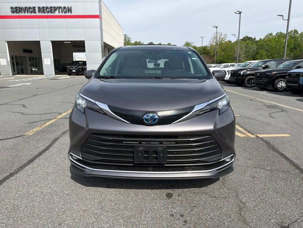 Used 2024 Toyota Sienna XLE w/ XLE Plus Package AWD/4WD image 8