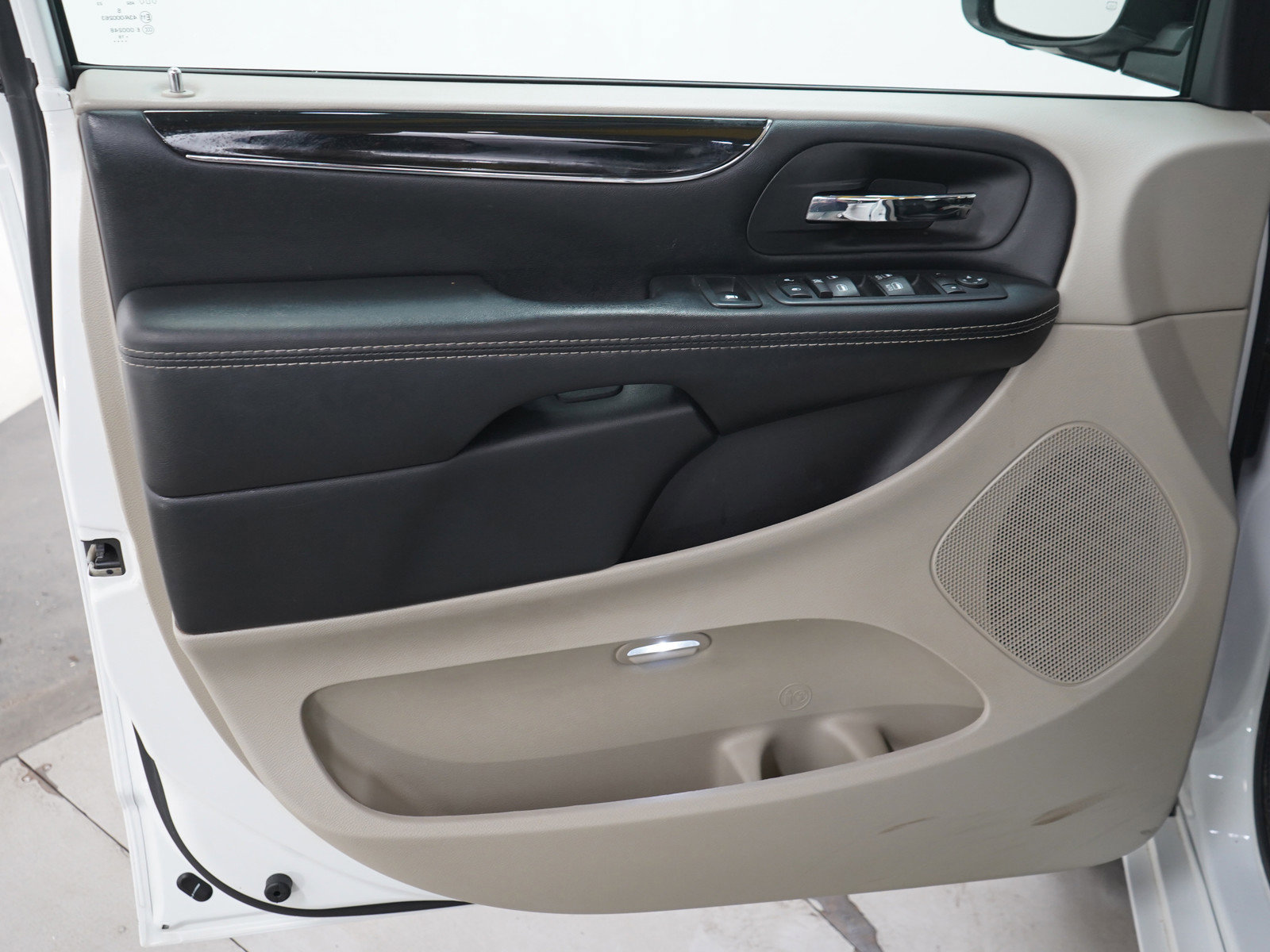 Used 2019 Dodge Grand Caravan SXT w/ Rear Park Assist Package FWD image 23