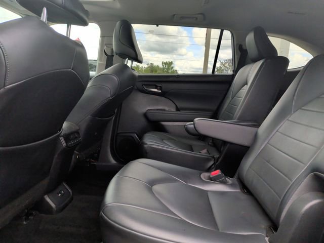 Used 2021 Toyota Highlander XLE FWD image 30