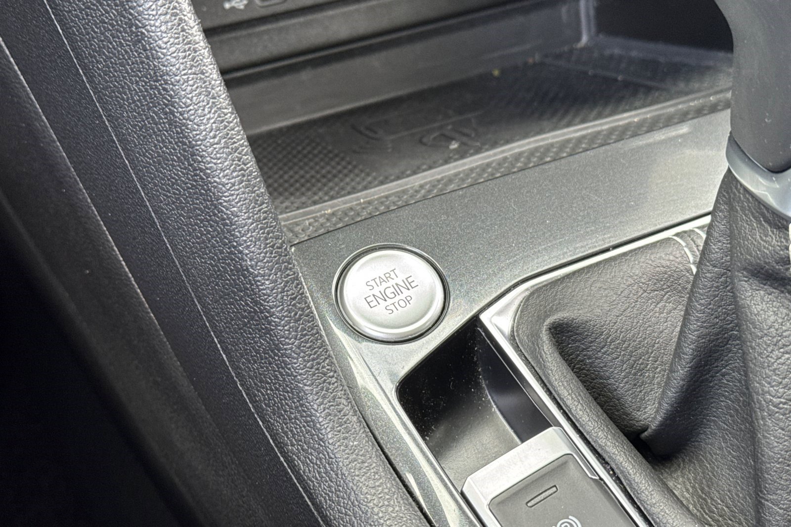 Used 2024 Volkswagen Tiguan SE image 33