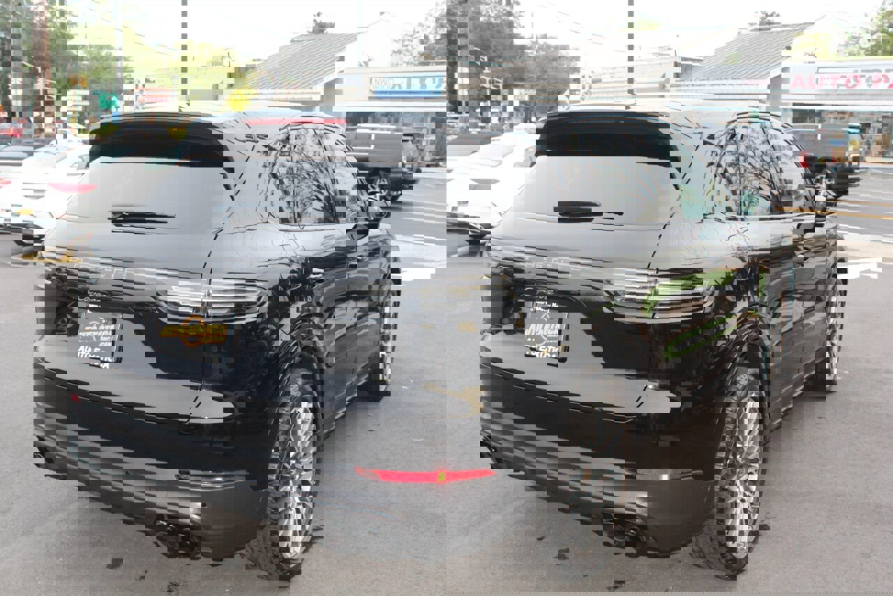 Used 2022 Porsche Cayenne Platinum Edition AWD/4WD image 3