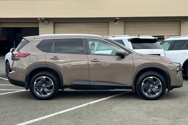 Used 2024 Nissan Rogue SV w/ SV Premium Package AWD/4WD image 3