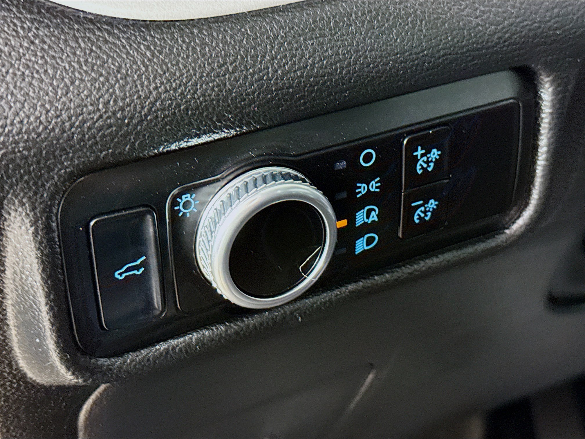 Used 2023 Ford Explorer XLT RWD image 9