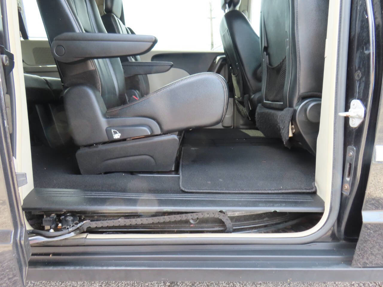 Used 2014 Chrysler Town & Country Touring FWD image 16