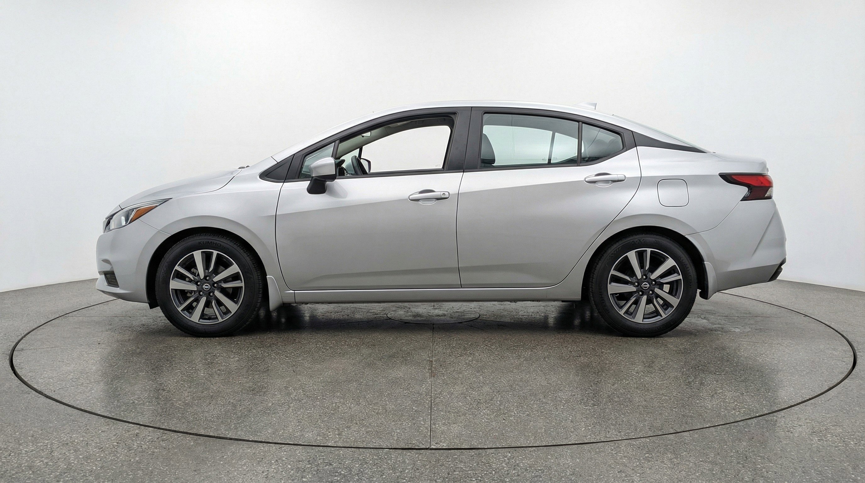 Used 2025 Nissan Versa SV FWD image 5