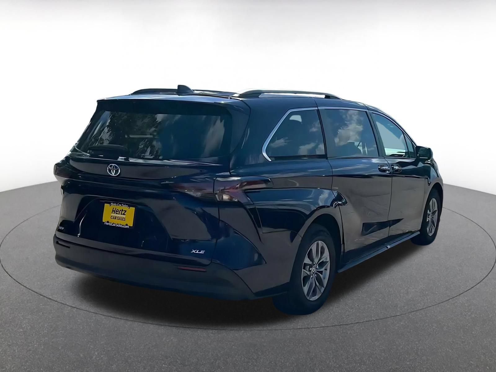 Used 2025 Toyota Sienna XLE FWD image 14