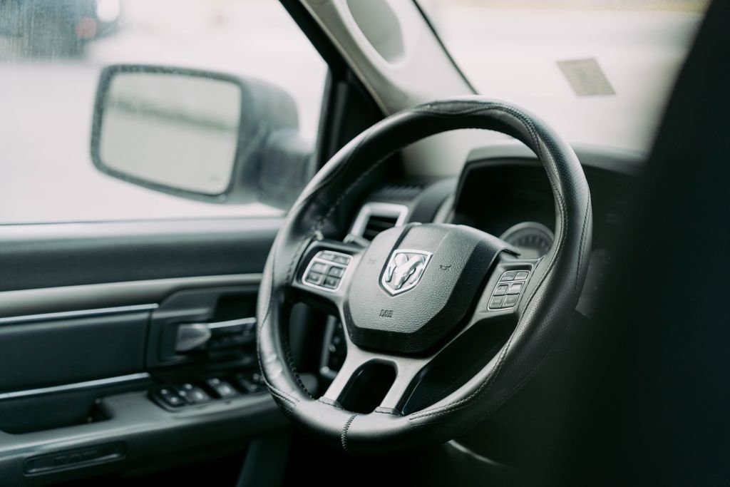 Used 2014 RAM 1500 Classic SLT w/ Luxury Group image 13