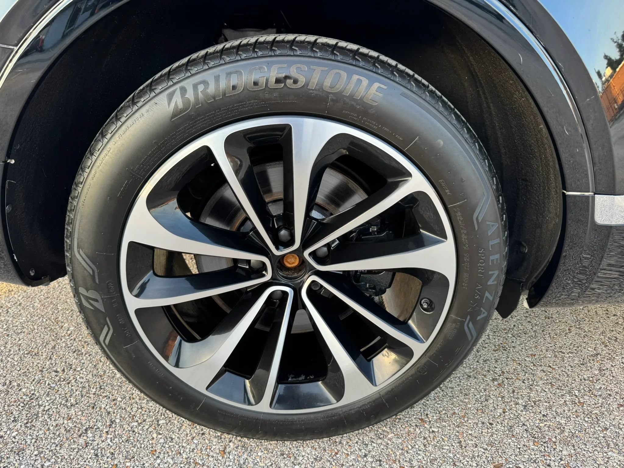 Used 2018 Bentley Bentayga AWD/4WD image 16
