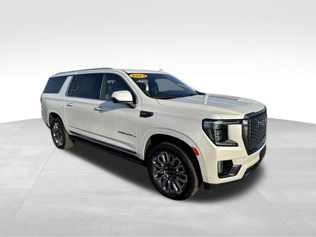 Used 2023 GMC Yukon XL Denali Ultimate AWD/4WD image 3