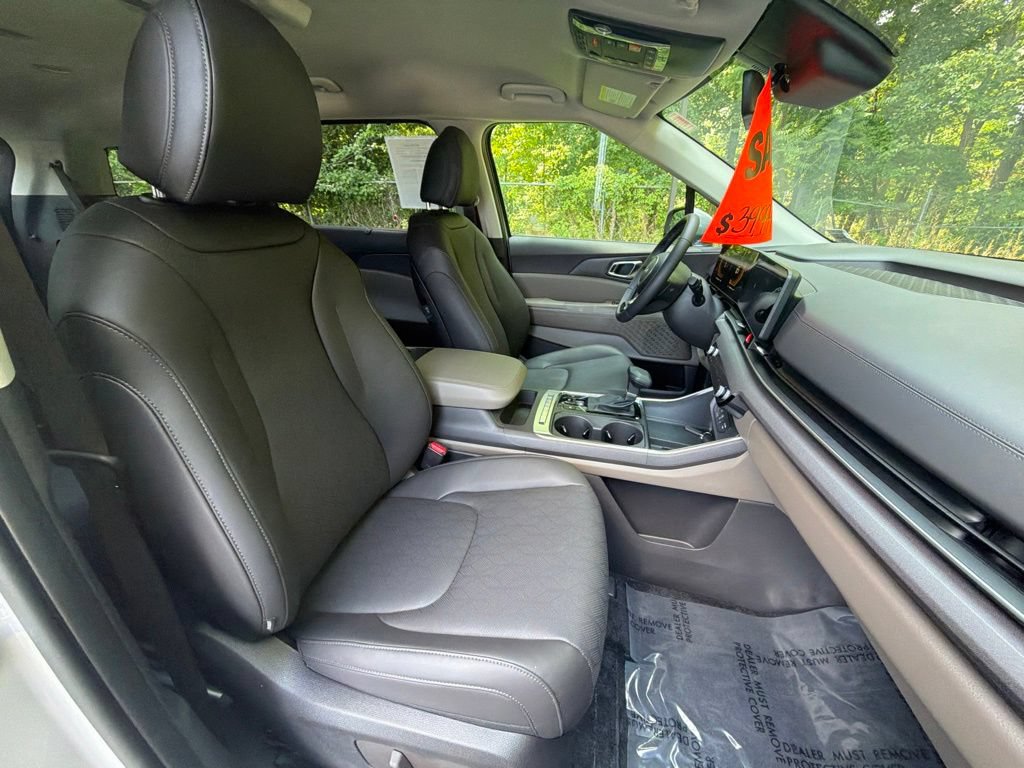 Used 2026 Kia Carnival EX FWD image 9