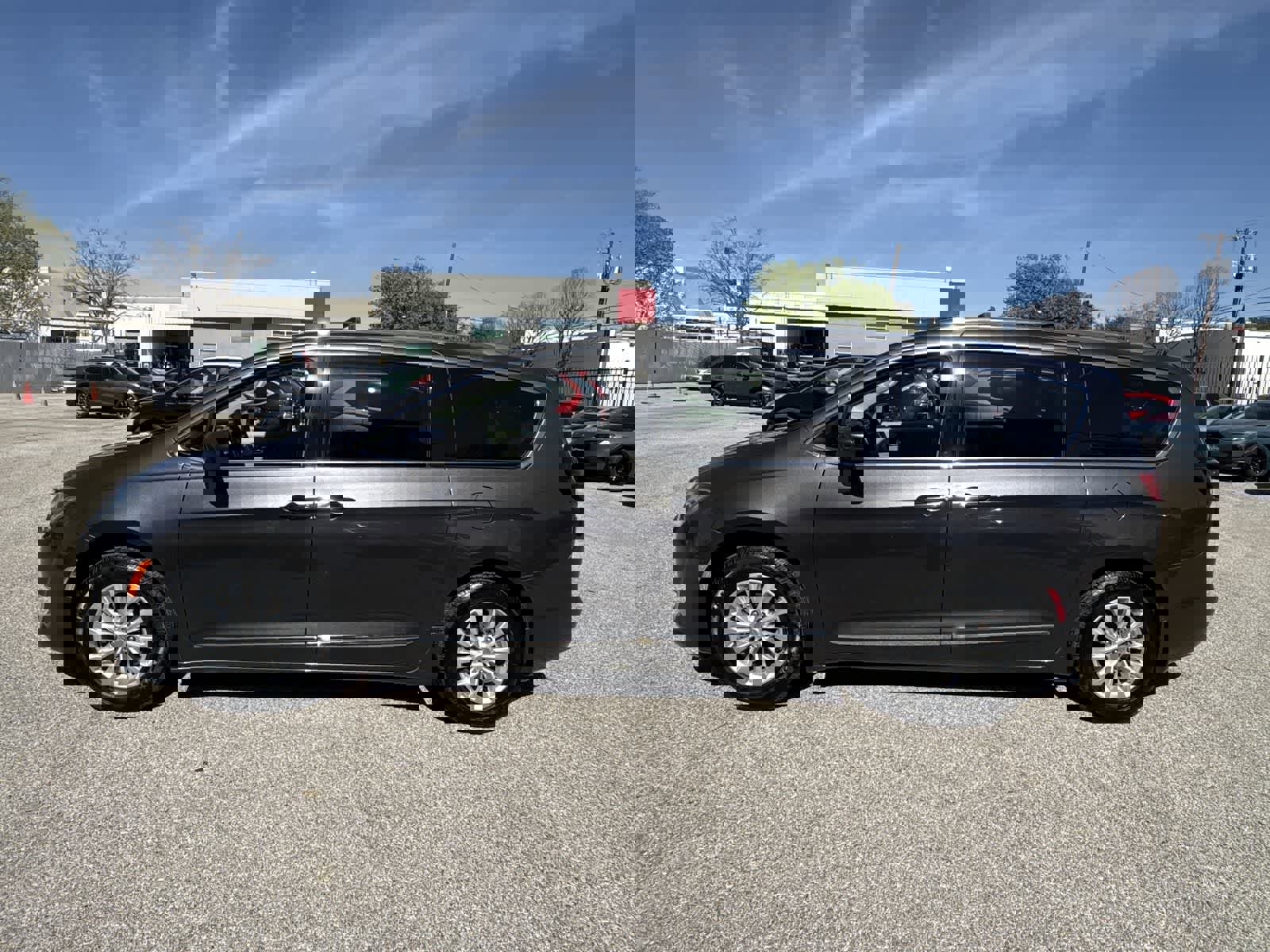 Used 2019 Chrysler Pacifica Touring-L image 11