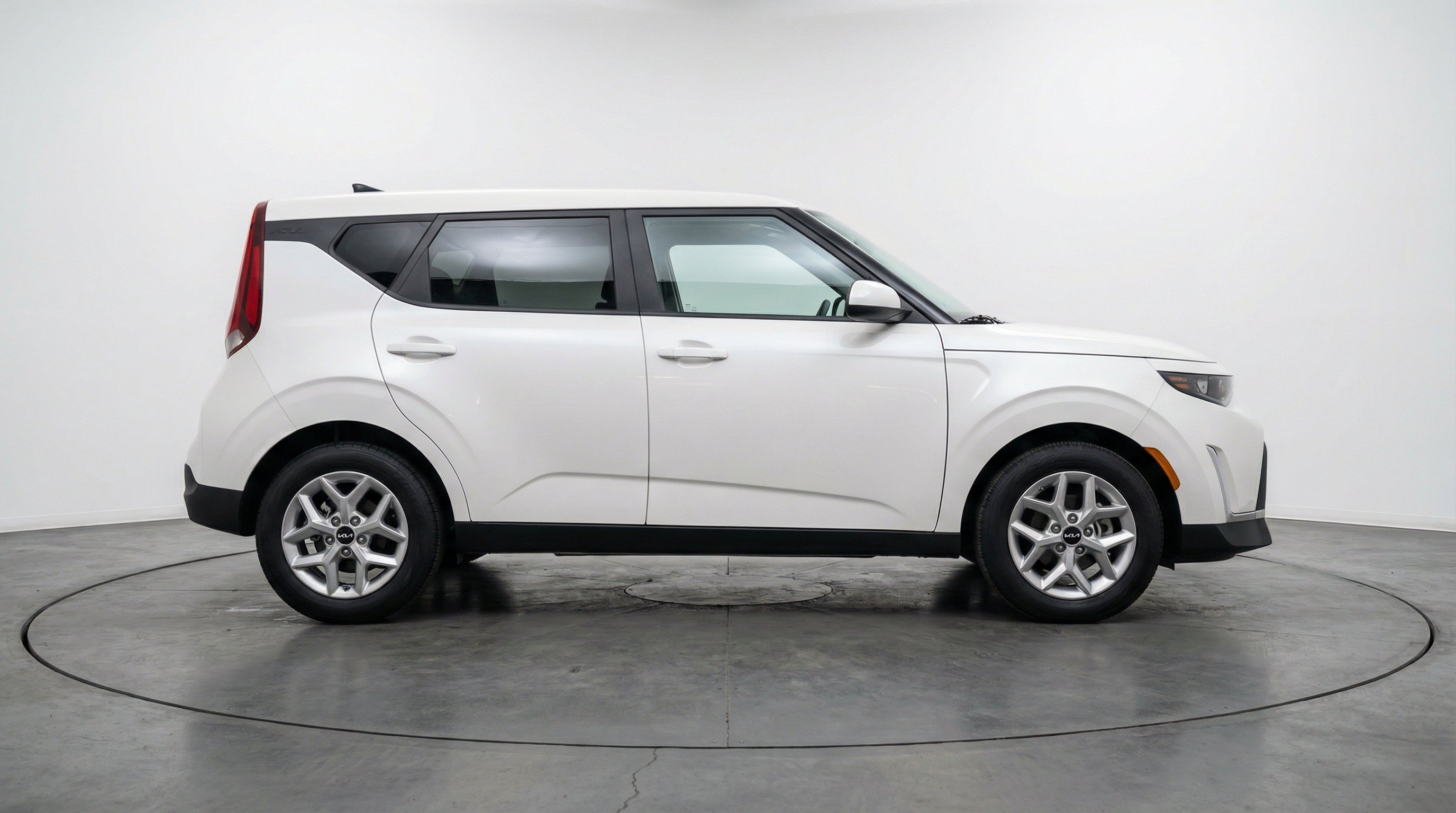 Used 2025 Kia Soul LX w/ LX Technology Package FWD image 11