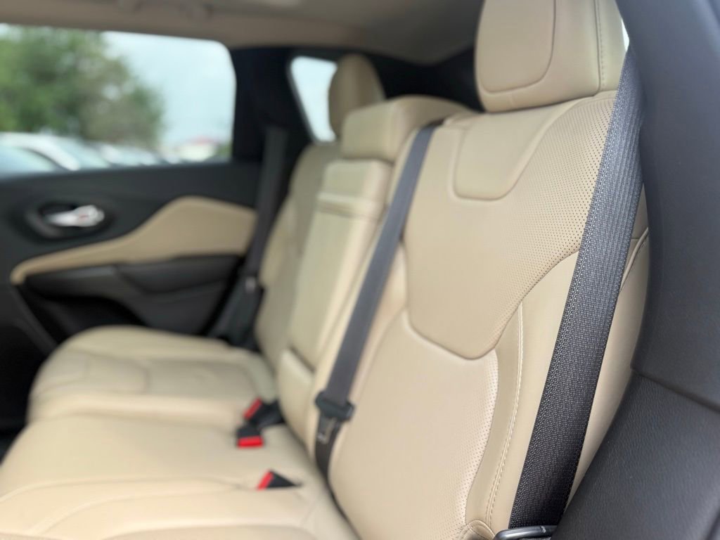 Used 2015 Jeep Cherokee Limited w/ Luxury Group FWD image 10