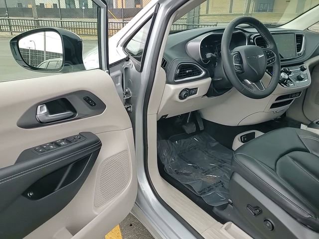 Used 2024 Chrysler Pacifica Select image 13