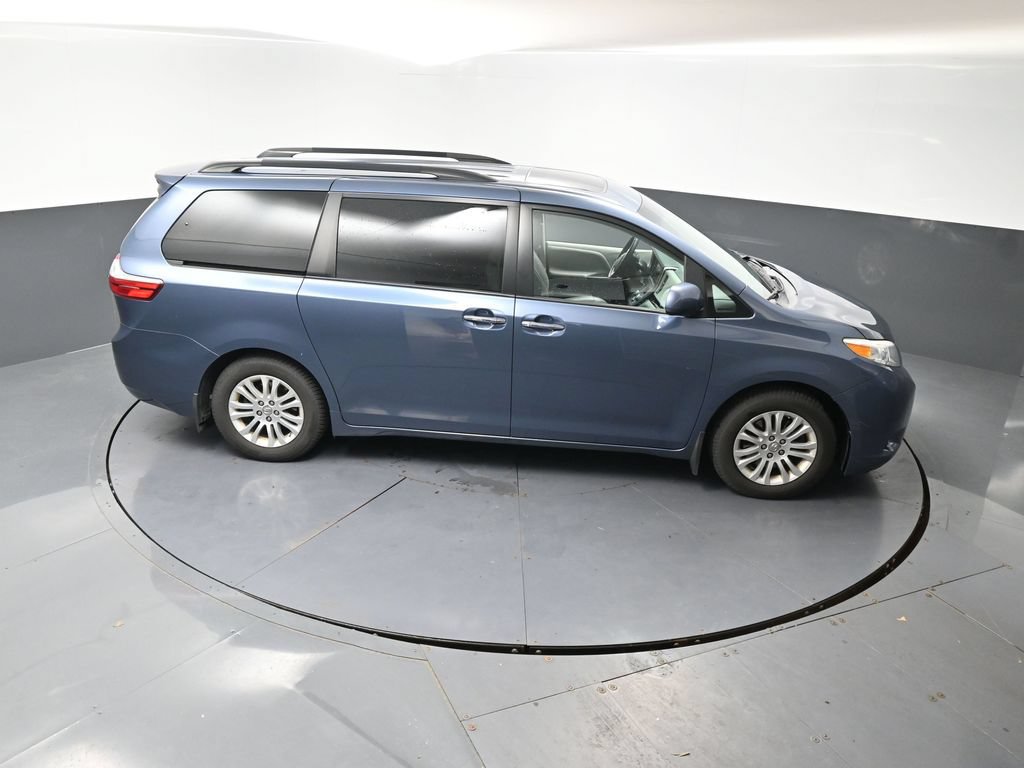 Used 2017 Toyota Sienna XLE w/ XLE Navigation Package FWD image 13