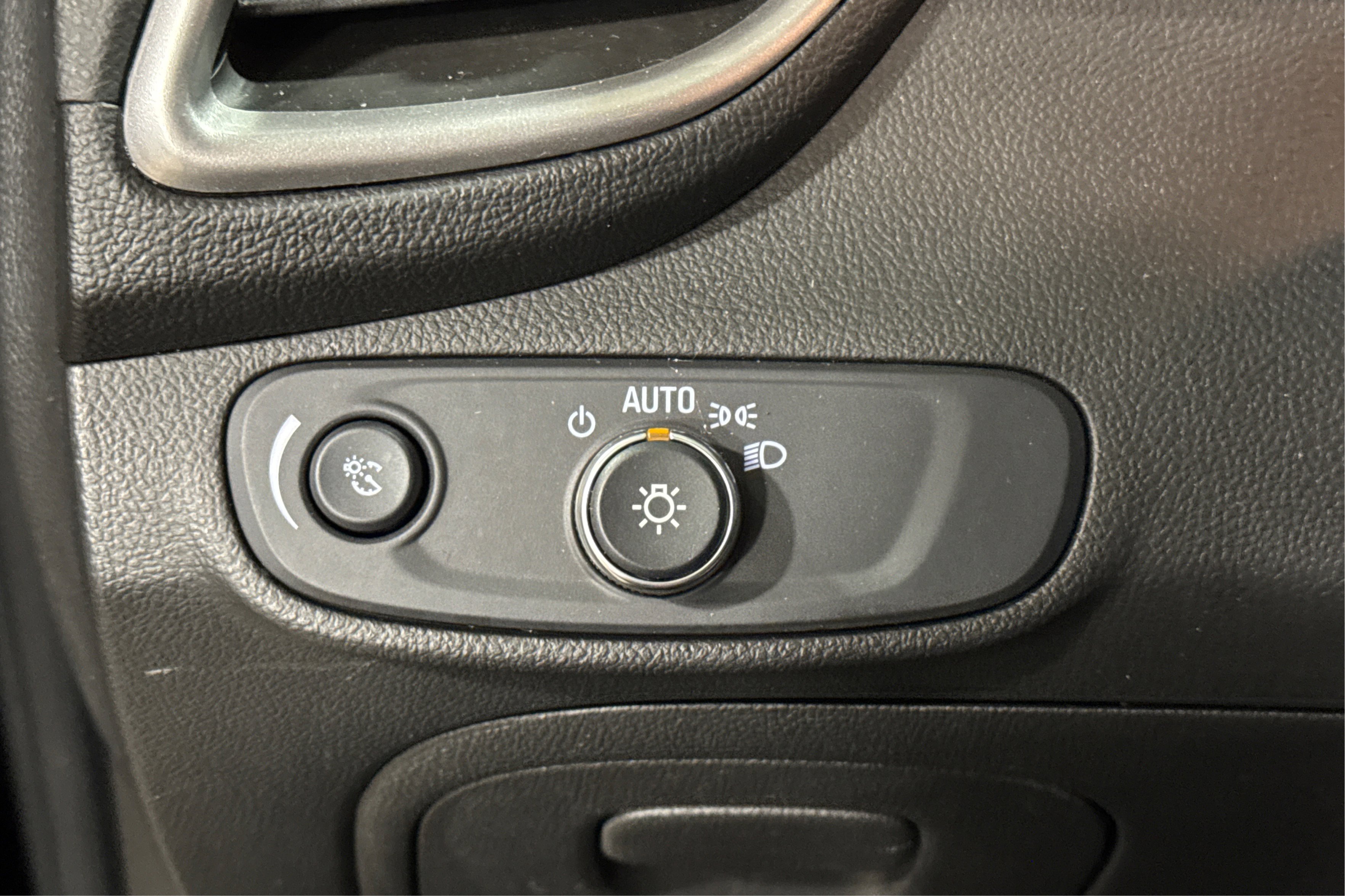 Used 2020 Chevrolet Trax LT w/ Driver Confidence Package image 21