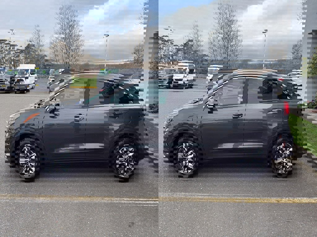 Used 2022 Kia Niro EX image 2