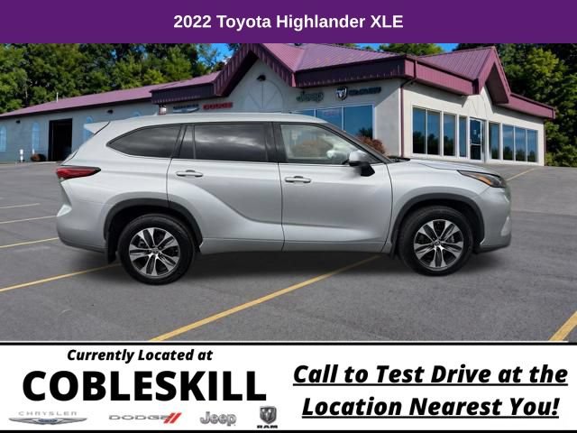 Used 2022 Toyota Highlander XLE AWD/4WD image 3