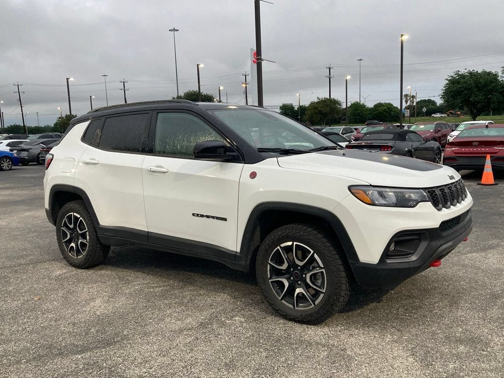 Used 2025 Jeep Compass Trailhawk AWD/4WD image 3