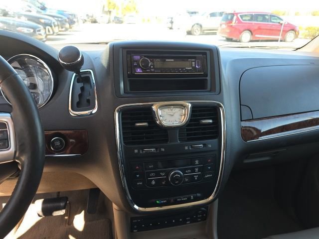 Used 2011 Chrysler Town & Country Limited image 18