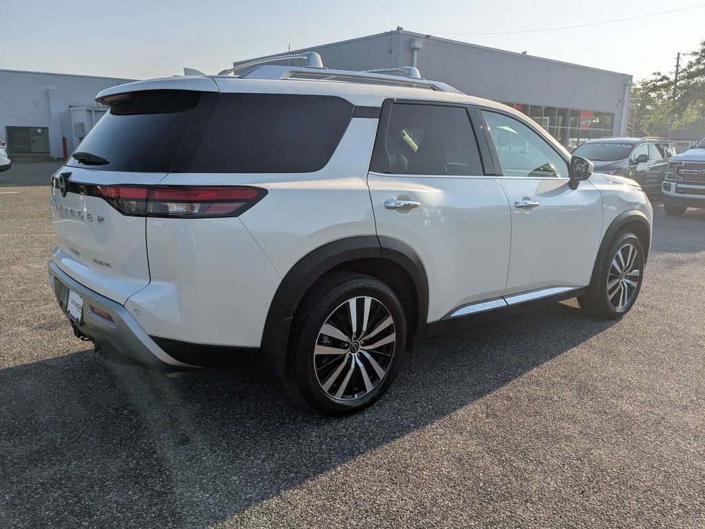 Used 2024 Nissan Pathfinder Platinum w/ Cargo Package FWD image 4