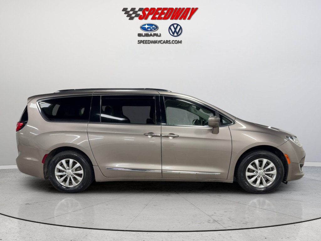 Used 2018 Chrysler Pacifica Touring-L FWD image 4
