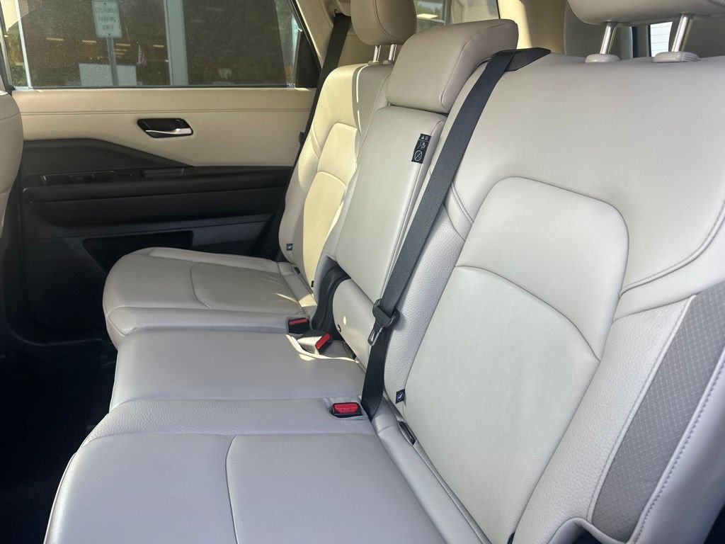 Used 2025 Nissan Pathfinder SL FWD image 12