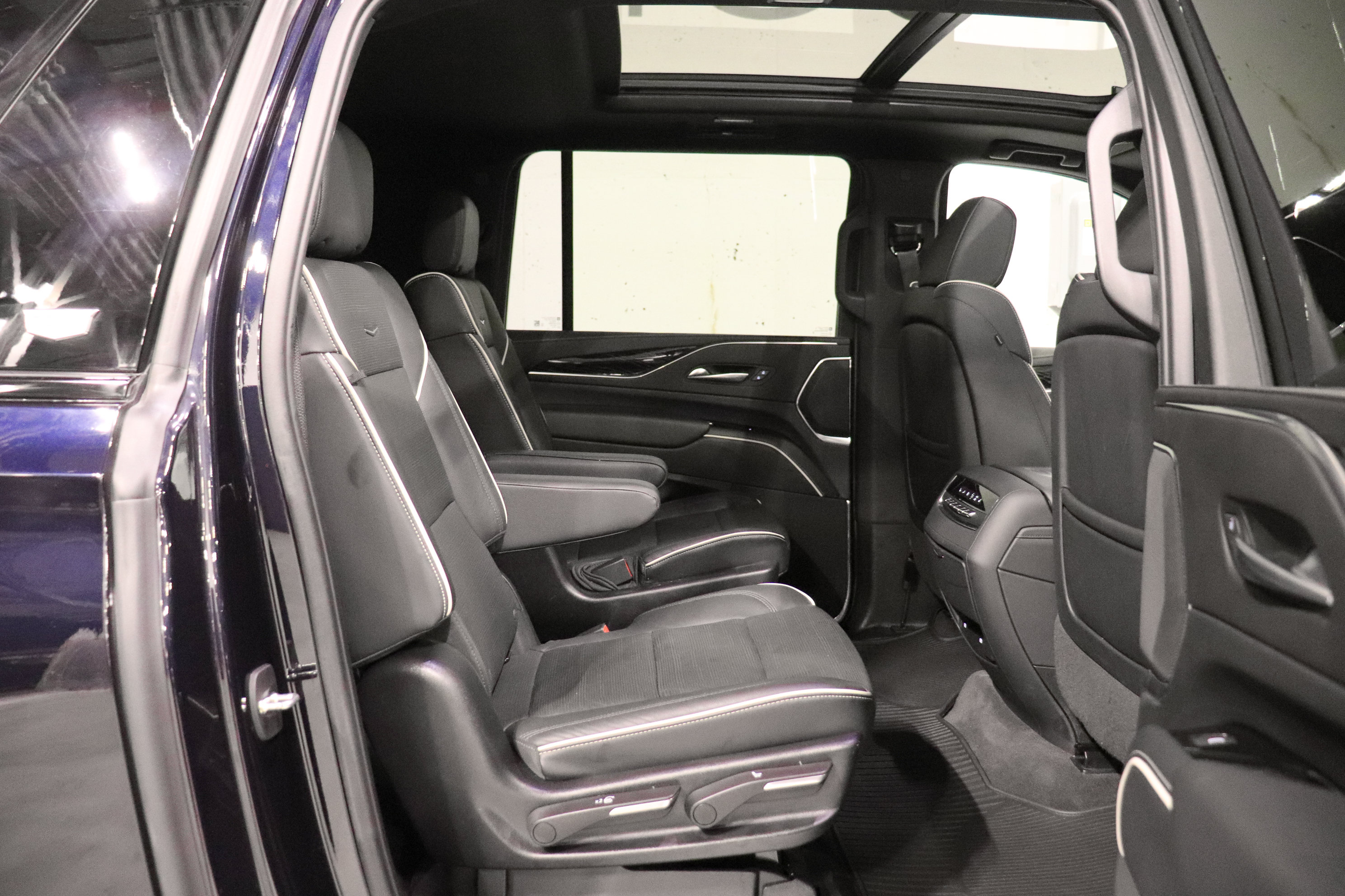 Used 2023 Cadillac Escalade ESV Sport w/ LPO, ONYX Package AWD/4WD image 22